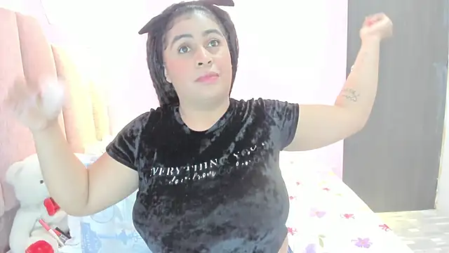 Snapshot of AndreaSweet2 chatting on 10/15/25, 07:47 AndreaSweet2 online show from 10/15/25, 07:47