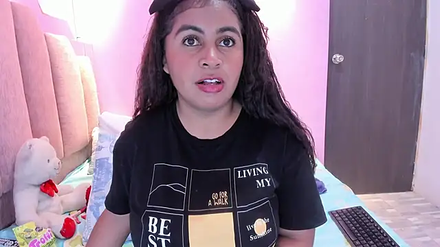 Snapshot of AndreaSweet2 chatting on 11/06/25, 07:59 AndreaSweet2 online show from 11/06/25, 07:59