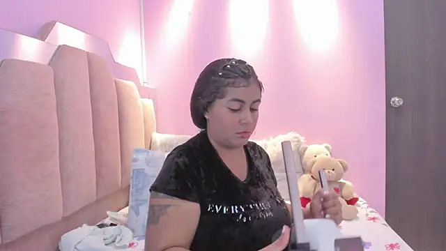 Snapshot of AndreaSweet2 chatting on 12/13/25, 08:14 AndreaSweet2 online show from 12/13/25, 08:14