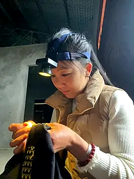 Huong-Ly online show from 11/12/25, 01:50