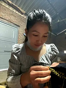 Huong-Ly online show from 11/18/25, 01:55