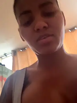 Snapshot of latina_luciana chatting on 11/17/25, 04:13 latina luciana online show from 11/17/25, 04:13