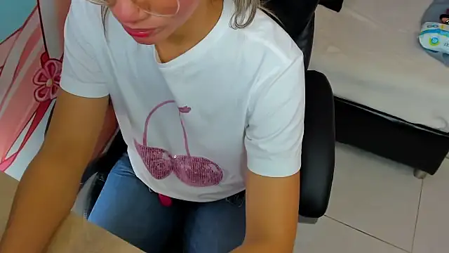 Snapshot of StarletTays chatting on 10/18/25, 12:02 StarletTays online show from 10/18/25, 12:02