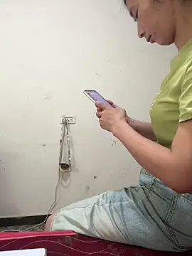 Snapshot of crhong666 chatting on 10/07/25, 12:19 crhong666 online show from 10/07/25, 12:19