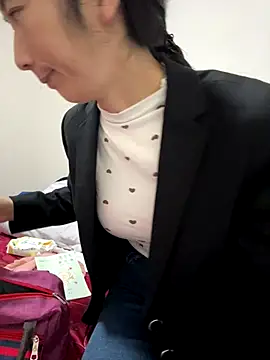 Snapshot of crhong666 chatting on 11/05/25, 12:10 crhong666 online show from 11/05/25, 12:10