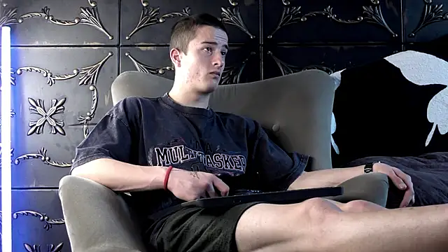 Snapshot of SirReed chatting on 05/10/26, 05:01 SirReed online show from 05/10/26, 05:01