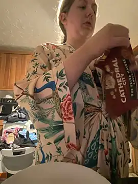 Snapshot of Missmissymee chatting on 10/04/25, 06:28 Missmissymee online show from 10/04/25, 06:28