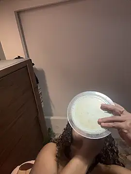 Snapshot of hannachris- chatting on 02/25/26, 11:03 hannachris- online show from 02/25/26, 11:03