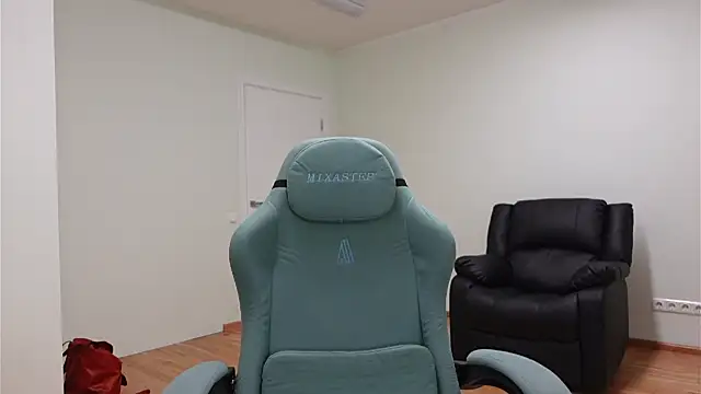 Snapshot of Laura_Chaplin chatting on 10/25/25, 04:35 Laura Chaplin online show from 10/25/25, 04:35