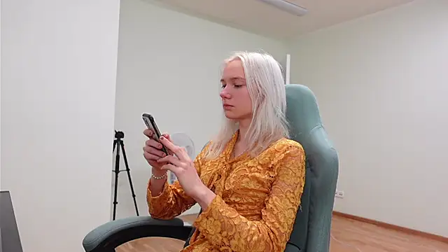 Snapshot of Laura_Chaplin chatting on 11/23/25, 06:46 Laura Chaplin online show from 11/23/25, 06:46