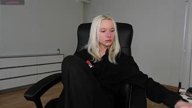 Snapshot of Laura_Chaplin chatting on 04/11/26, 06:07 Laura Chaplin online show from 04/11/26, 06:07