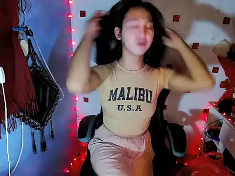 Snapshot of Nathalie_Smith19 chatting on 09/19/25, 12:02 Nathalie Smith19 online show from 09/19/25, 12:02