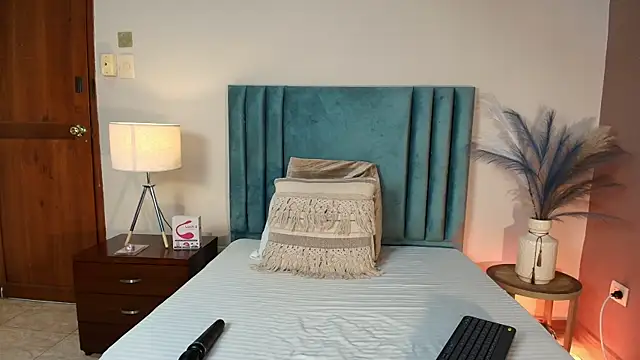 DaphneBeaumont online show from 11/26/25, 12:06