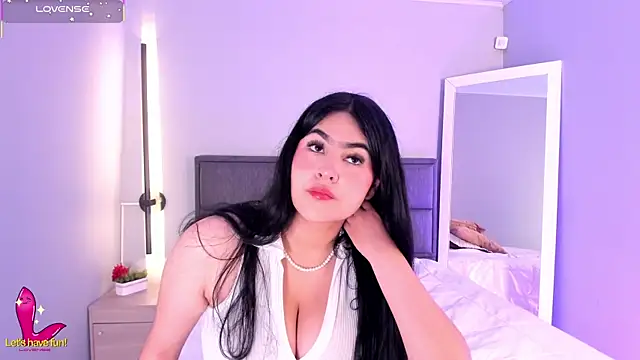 Emma  clark  online show from 11/08/25, 12:27