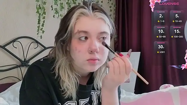 Snapshot of IrisSoCute chatting on 09/10/25, 04:23 IrisSoCute online show from 09/10/25, 04:23