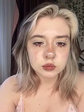 Snapshot of IrisSoCute chatting on 10/07/25, 10:01 IrisSoCute online show from 10/07/25, 10:01