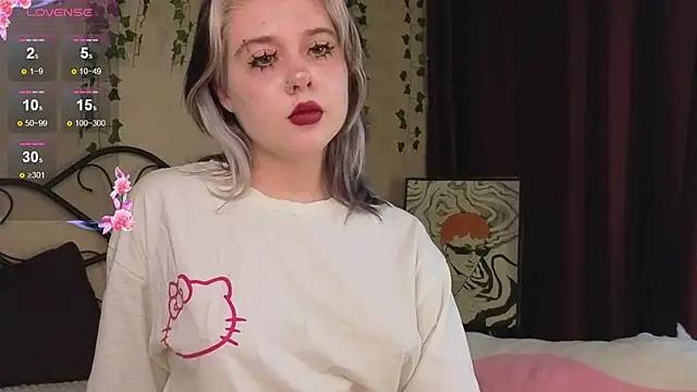 Snapshot of IrisSoCute chatting on 10/24/25, 08:33 IrisSoCute online show from 10/24/25, 08:33