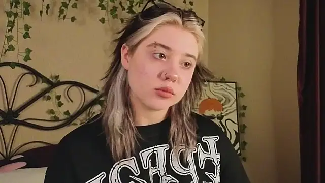 Snapshot of IrisSoCute chatting on 10/29/25, 07:54 IrisSoCute online show from 10/29/25, 07:54