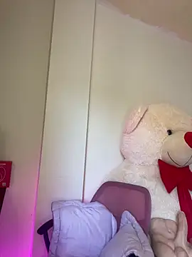 Snapshot of Zara_Bel chatting on 12/19/25, 06:15 Zara Bel online show from 12/19/25, 06:15