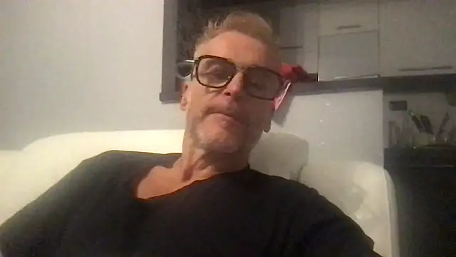 Axl hot online show from 09/22/25, 07:16