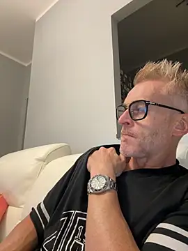 Axl hot online show from 09/26/25, 07:51