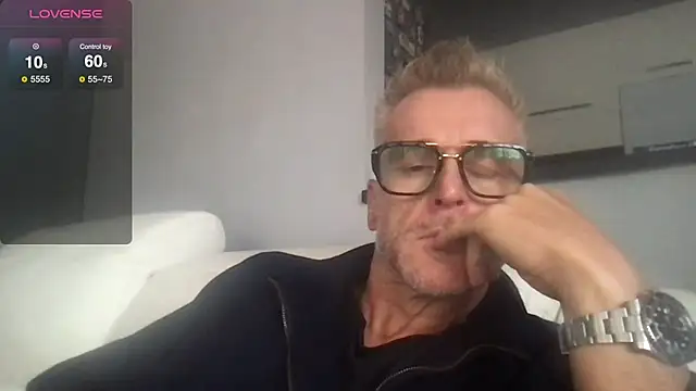 Axl hot online show from 09/27/25, 12:32