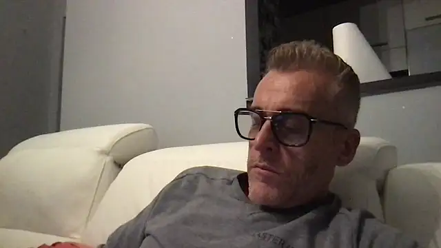 Axl hot online show from 11/08/25, 08:29