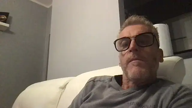 Axl hot online show from 11/14/25, 08:51