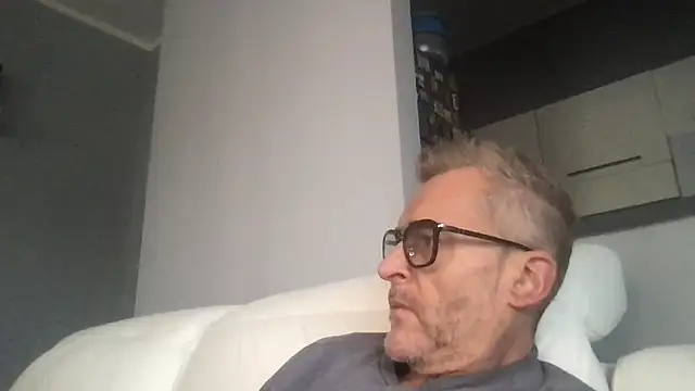 Axl hot online show from 11/23/25, 12:05