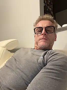 Axl hot online show from 02/18/26, 11:22