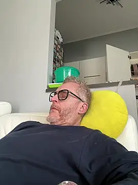 Axl hot online show from 03/28/26, 01:33