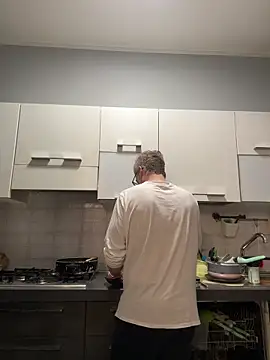 Axl hot online show from 04/13/26, 06:35