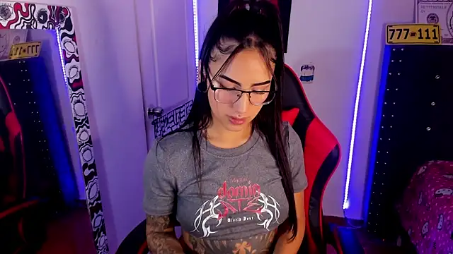 Snapshot of Samanthademonx20_ chatting on 03/15/26, 05:52 Samanthademonx20 online show from 03/15/26, 05:52