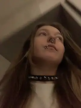 Snapshot of VesnaCrystal chatting on 11/16/25, 03:17 VesnaCrystal online show from 11/16/25, 03:17