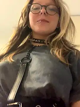 Snapshot of VesnaCrystal chatting on 12/14/25, 05:24 VesnaCrystal online show from 12/14/25, 05:24