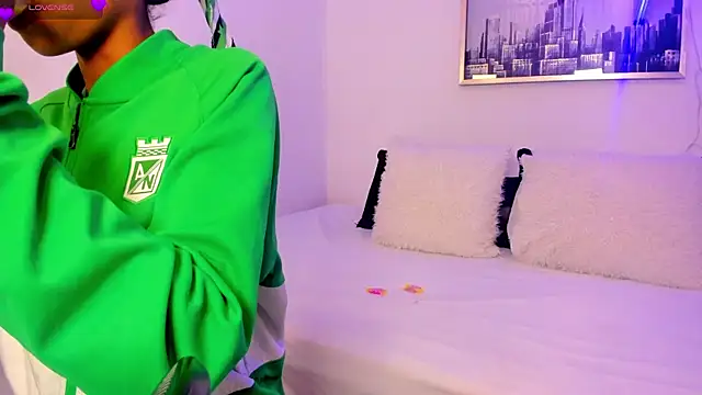 Snapshot of sarah_ashbourne chatting on 10/02/25, 01:18 sarah ashbourne online show from 10/02/25, 01:18