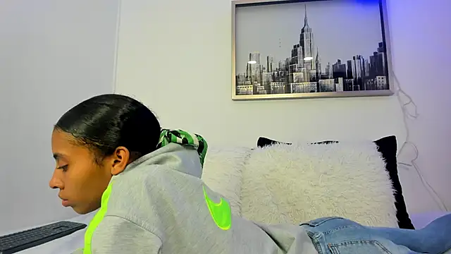 Snapshot of sarah_ashbourne chatting on 10/06/25, 12:35 sarah ashbourne online show from 10/06/25, 12:35