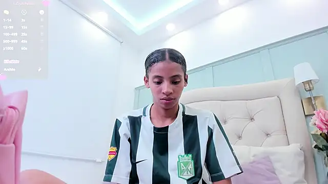 Snapshot of sarah_ashbourne chatting on 10/19/25, 01:56 sarah ashbourne online show from 10/19/25, 01:56