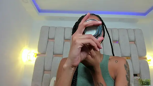 Snapshot of sarah_ashbourne chatting on 10/24/25, 12:41 sarah ashbourne online show from 10/24/25, 12:41