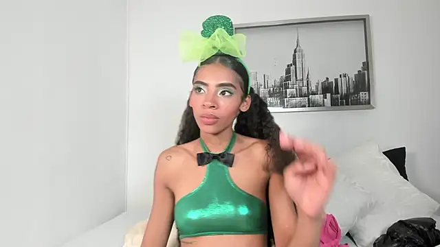 Snapshot of sarah_ashbourne chatting on 10/31/25, 04:24 sarah ashbourne online show from 10/31/25, 04:24