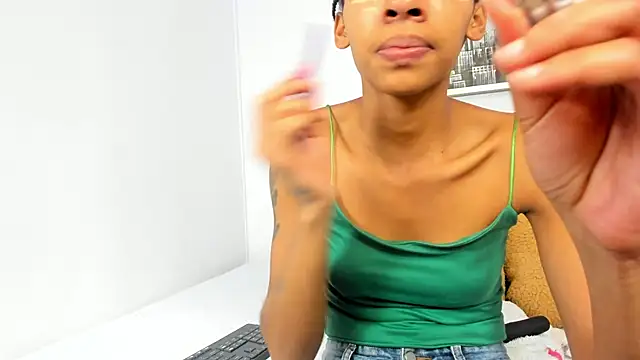 Snapshot of sarah_ashbourne chatting on 11/19/25, 12:16 sarah ashbourne online show from 11/19/25, 12:16