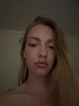 Snapshot of blondebaddi chatting on 10/22/25, 03:40 blondebaddi online show from 10/22/25, 03:40