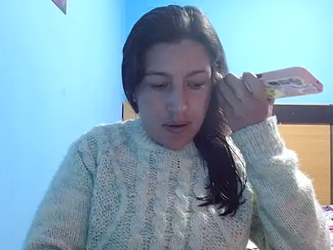 Snapshot of SarahFriendly chatting on 04/14/26, 04:35 SarahFriendly online show from 04/14/26, 04:35