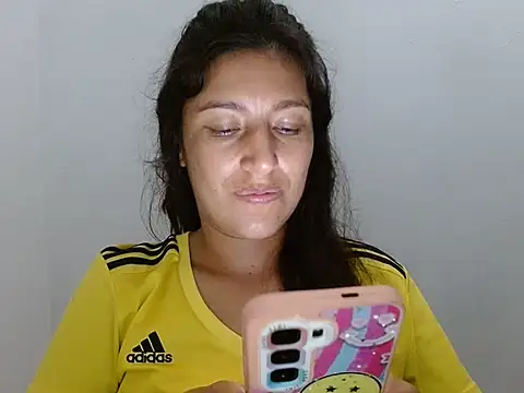 Snapshot of SarahFriendly chatting on 06/18/26, 12:44 SarahFriendly online show from 06/18/26, 12:44