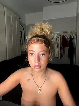 Snapshot of Aurorajadex chatting on 10/10/25, 09:52 Aurorajadex online show from 10/10/25, 09:52