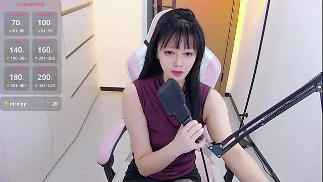 Snapshot of Fioriy66 chatting on 04/29/26, 02:32 Fioriy66 online show from 04/29/26, 02:32