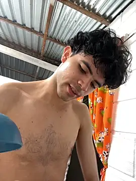 Snapshot of Axel-Mejia chatting on 12/04/25, 01:42 Axel-Mejia online show from 12/04/25, 01:42