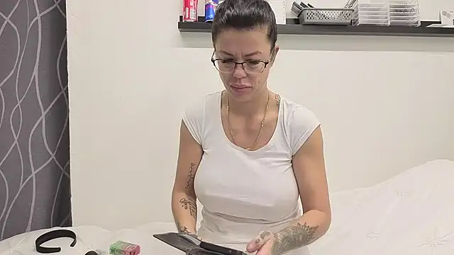 sexygilf82 online show from 11/24/25, 10:48