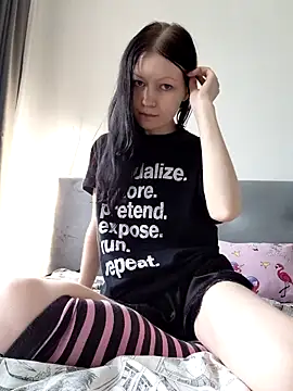 DragonFoxie online show from 10/19/25, 11:00