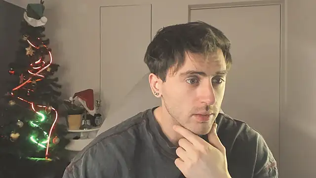 Snapshot of Oscar_Miller_ chatting on 12/19/25, 09:22 Oscar Miller online show from 12/19/25, 09:22